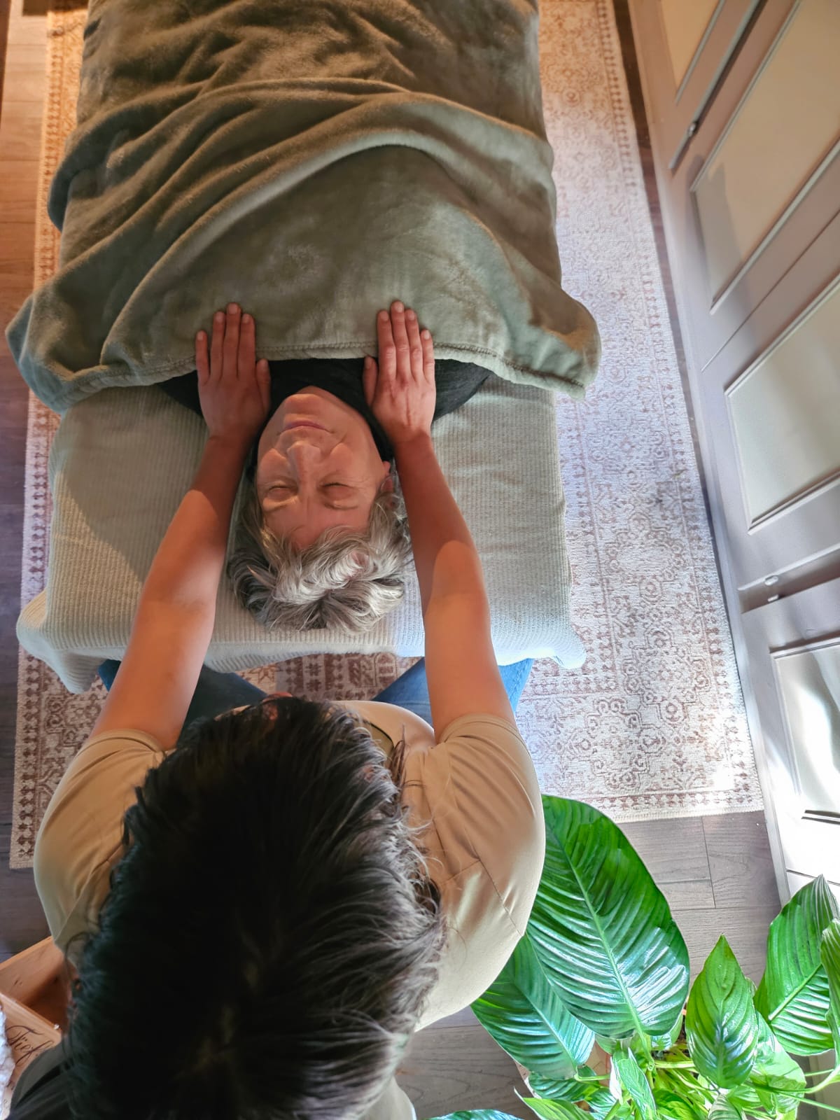 Vue de dessus d'une séance d'hypnose dans un espace doux et lumineux
